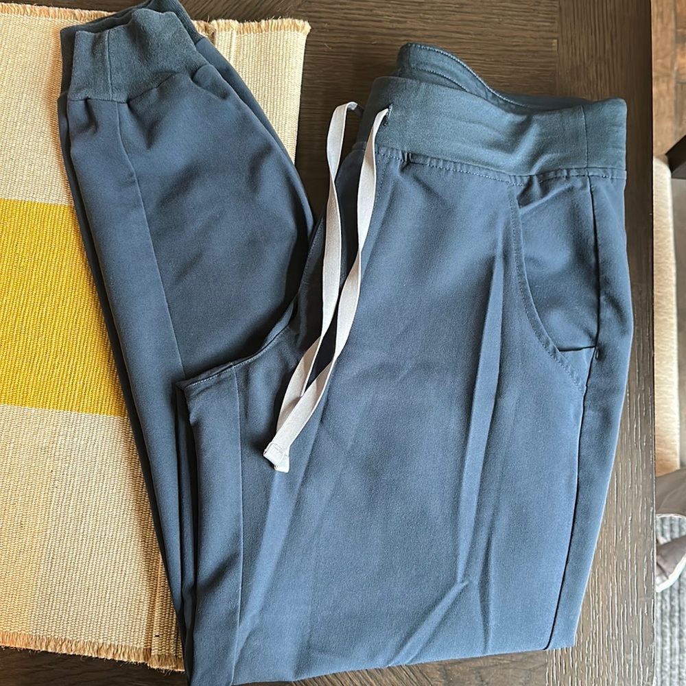 Figs Scrub Bottoms - Zamora™ Jogger Scrub Pants
Size S
Excellent Condition